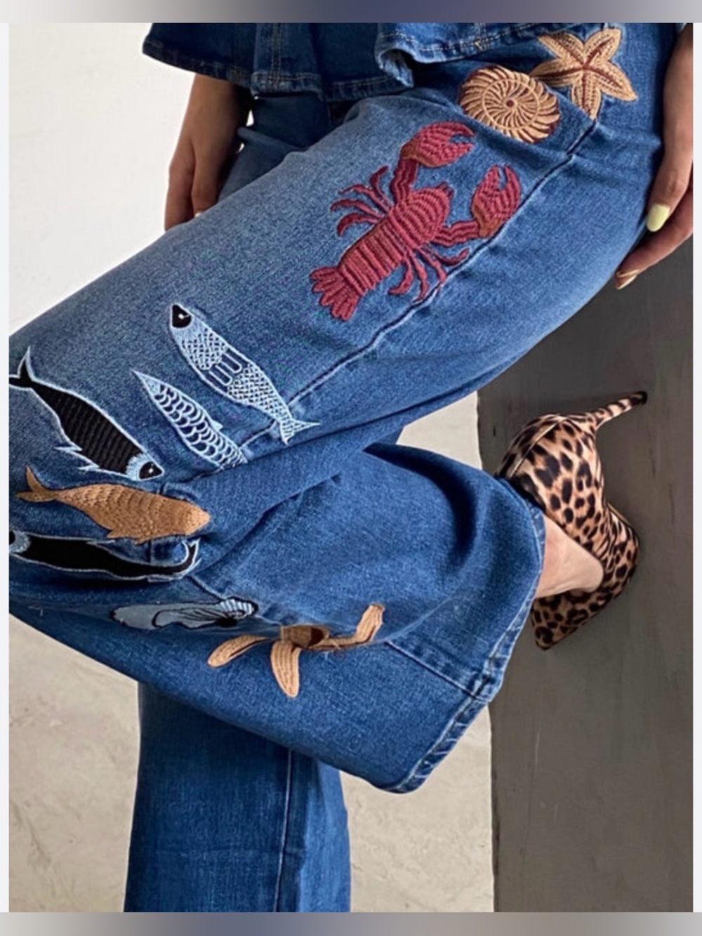 NWOT Ocean, lobster, fish, shell, sea-star Embroidered Blue Denim Jeans - Large